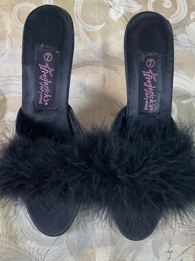 Sexy Frederick’s of Hollywood Black Marabou bedroom slippers. Size 7.